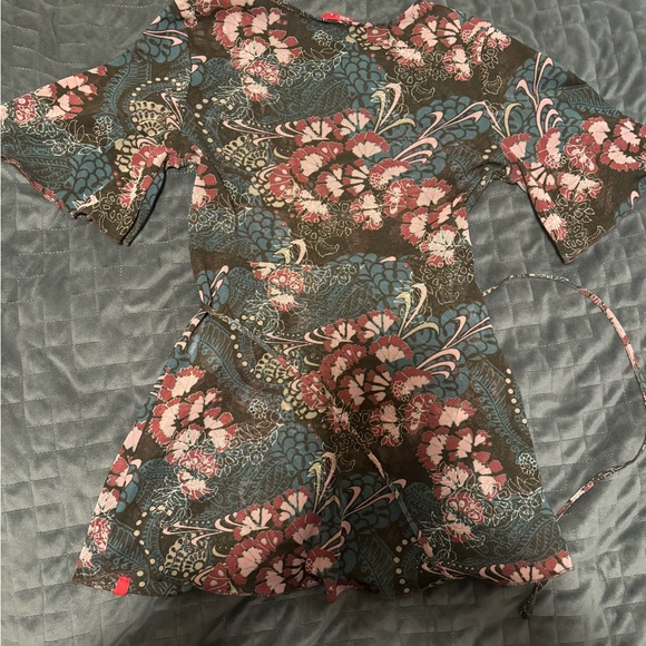 Vintage edc by ESPRIT thin, mesh, short sleeve floral print v-neck top. - Picture 4 of 5